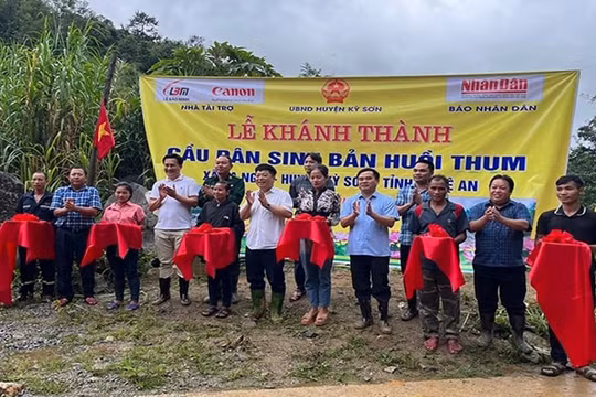Báo Nhân Dân khánh thành cầu dân sinh cho đồng bào dân tộc xã Na Ngoi, huyện Kỳ Sơn