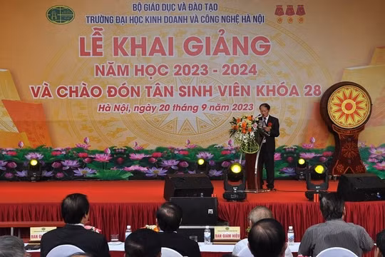 Trường Đại học Kinh doanh và Công nghệ Hà Nội khai giảng năm học mới