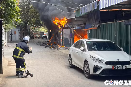 Bãi xe bốc cháy giữa trời nắng nóng ở Hà Nội, nhiều ô tô, xe máy bị thiêu rụi