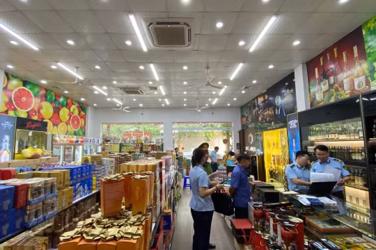 Bắc Giang: Hàng nghìn chai rượu ngoại, xì gà, thuốc lá điếu nhập lậu bị thu giữ