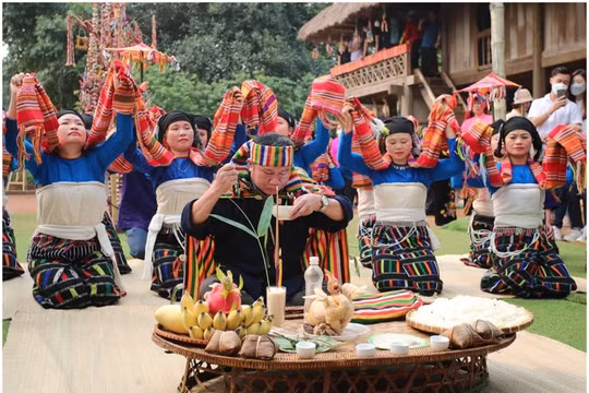 Đồng bào dân tộc Thái tái hiện Lễ hội Chá Mùn ở Làng Văn hóa