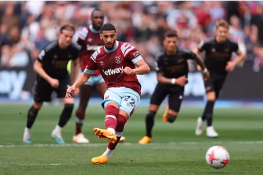 Saka trượt penalty khiến Arsenal hòa cay đắng trước West Ham