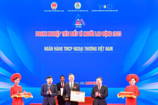 Vietcombank lần thứ tư liên tiếp được Bằng khen “Doanh nghiệp tiêu biểu vì người lao động”
