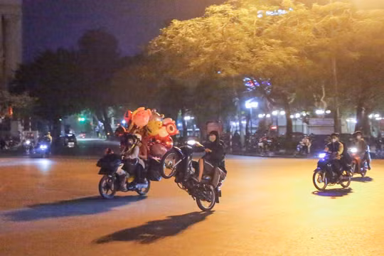 Mạnh tay ngăn chặn thanh thiếu niên “làm xiếc”, phóng bạt mạng trên đường