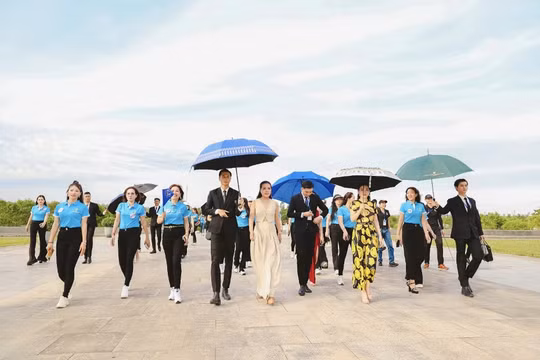 Tam Kỳ (Quảng Nam): Đoàn Hoa hậu Doanh nhân Biển dâng hương tượng đài Mẹ Việt Nam anh hùng