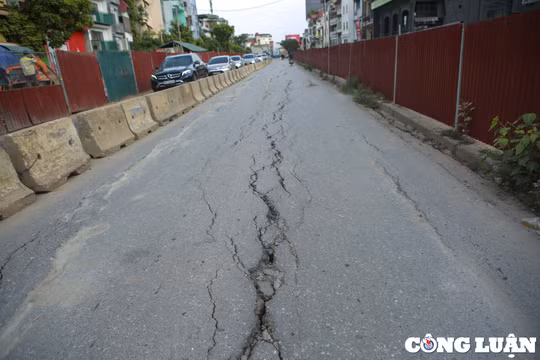 Hà Nội: Mặt đường Âu Cơ nứt toác, tiềm ẩn nguy cơ mất an toàn giao thông