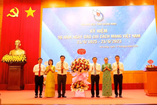 Hội Nhà báo tỉnh Quảng Ninh trao Giải Báo chí tỉnh năm 2022 cho 76 tác phẩm
