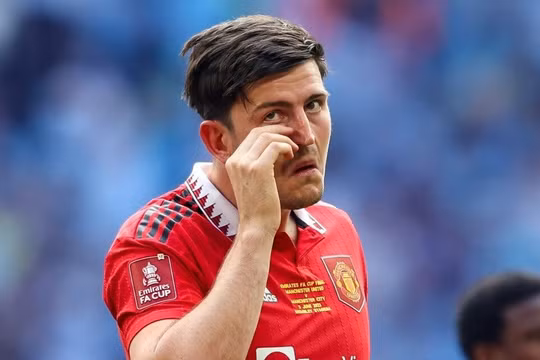 Huấn luyện viên Ten Hag tước băng thủ quân MU của trung vệ Maguire