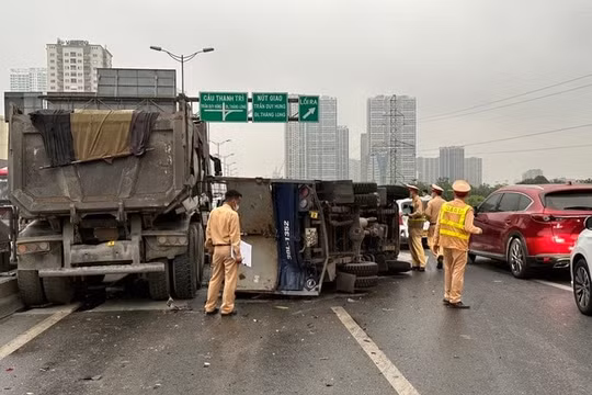 Hà Nội: 5 ô tô đâm liên hoàn, đường Vành đai 3 tắc cứng