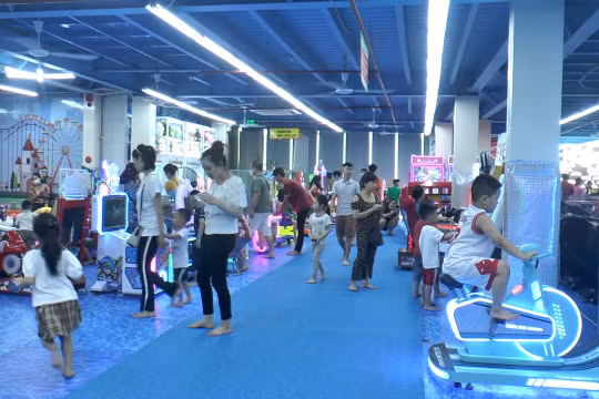 Hà Nội: Sợ cảnh chen lấn nhiều người dân chọn các khu vui chơi trong nhà dịp nghỉ lễ