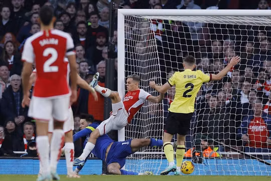 Thắng Burnley 3-1, Arsenal áp sát ngôi đầu của Man City