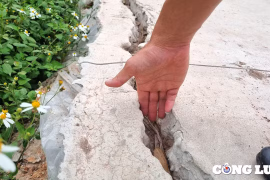 Lạng Giang (Bắc Giang): Nhà thầu thi công cẩu thả, con đường vừa làm xong đã hỏng!