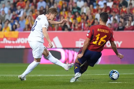 Fan Arsenal phẫn nộ với vào bóng triệt hạ của Rodri với Odegaard