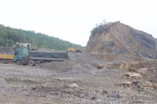 Lấn chiếm đất và khai thác ngoài phạm vi, Công ty CPXD Văn Sơn bị phạt 330 triệu đồng