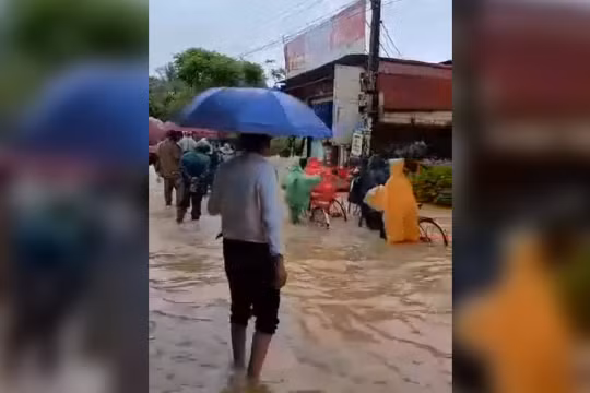 Thanh Hóa: Lực lượng chức năng hỗ trợ học sinh đi qua dòng nước lũ