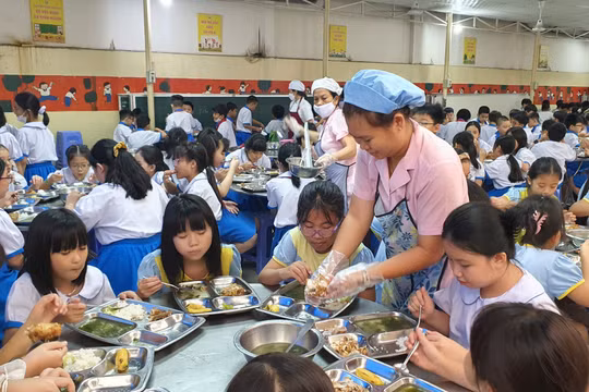 Chất lượng bữa ăn học đường: Đừng để mất bò mới lo làm chuồng!