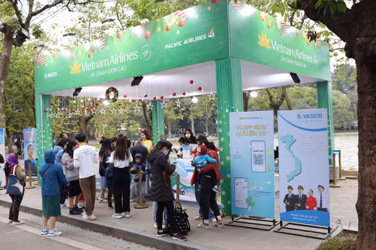 Vietnam Airlines Festa mang không khí Giáng sinh tràn ngập phố đi bộ