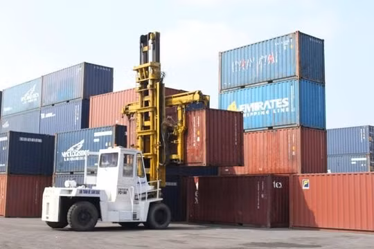 Một cổ phiếu liên tục tăng giá 66% sau khi lãnh đạo giao dịch cổ phiếu cho nhau