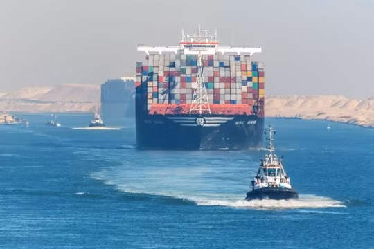 Thương mại toàn cầu rung chuyển vì tắc nghẽn ở Suez và Panama