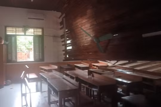 Trần gỗ bất ngờ đổ sập, nhiều học sinh trường phổ thông Hermann Gmeiner bị thương