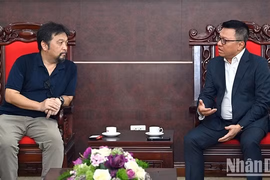 Nhà báo Lê Quốc Minh tiếp đoàn Hiệp hội Phát thanh-Truyền hình châu Á-Thái Bình Dương