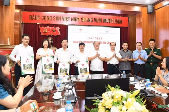 Báo Quân đội nhân dân với Học viện Báo chí và Tuyên truyền tăng cường hợp tác, gắn kết chặt chẽ