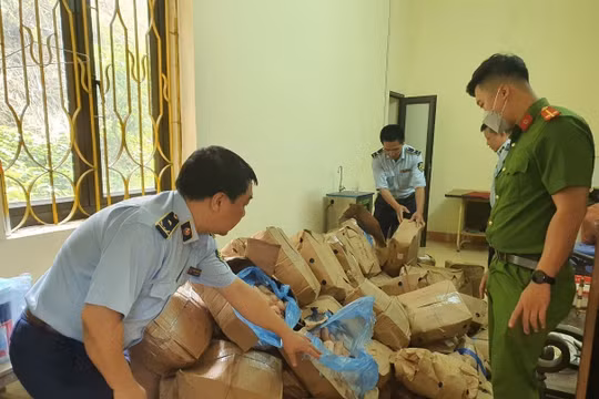 Ngăn chặn kịp thời 1,5 tấn chân lợn đông lạnh, bốc mùi hôi thối đang chờ đi tiêu thụ