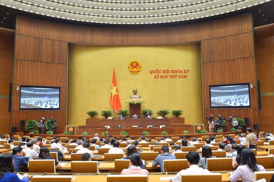 Quốc hội thảo luận ở tổ về kết quả thực hiện kế hoạch phát triển kinh tế - xã hội năm 2022