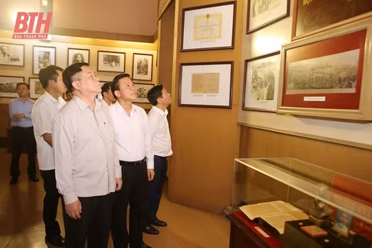 Đồng chí Nguyễn Trọng Nghĩa dâng hương tại Khu văn hóa tưởng niệm Chủ tịch Hồ Chí Minh