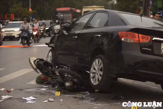 Vụ ô tô đâm liên hoàn 17 xe máy: 22 người bị thương, có 2 người tiên lượng nặng