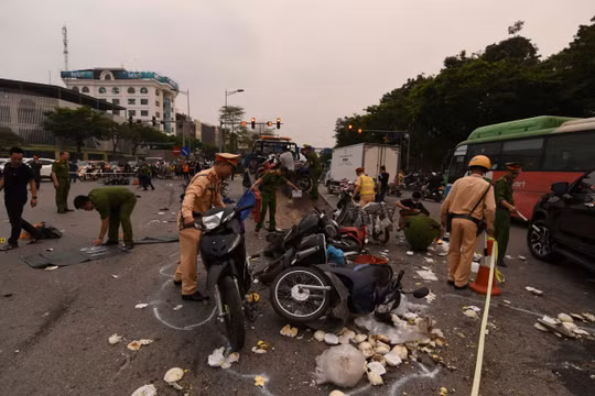 Vụ ô tô đâm liên hoàn 17 xe máy: Người dân bàng hoàng, run sợ kể lại