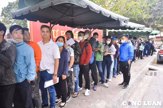 Hơn 500 người xếp hàng dài chờ xác minh lý lịch tại Sở Tư pháp Hà Nội trong ngày 7/4