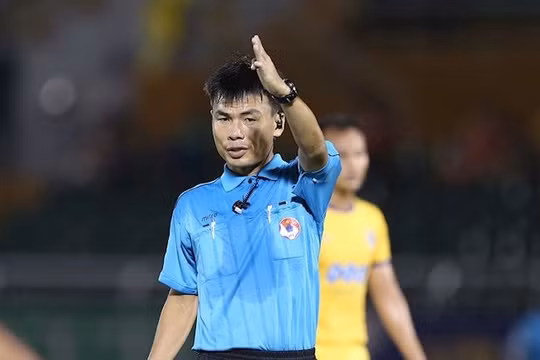 Trọng tài gây tranh cãi trận Nam Định - Khánh Hòa từng bị treo còi vĩnh viễn ở V.League