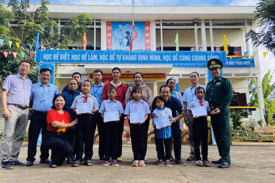 Trao học bổng “Nâng bước em tới trường” tại Kon Tum