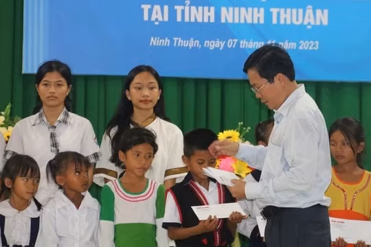 Báo Người Lao Động trao tặng học bổng cho 100 học sinh, sinh viên