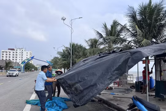 Tháo dỡ nhiều lều bạt tại khu du lịch biển Hải Tiến (Thanh Hoá)