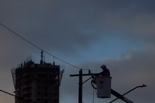 Bão lớn làm đứt cáp điện, phần lớn thành phố lớn nhất Brazil chìm trong bóng tối