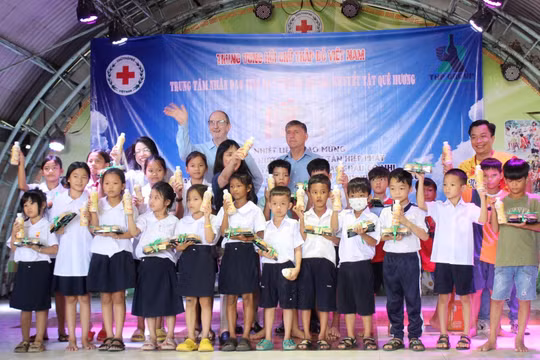 Tân Hiệp Phát thăm hỏi 3 Mái ấm tình thương tại Bình Dương
