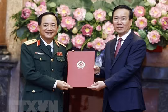 Chủ tịch nước trao quyết định thăng quân hàm cho đồng chí Trịnh Văn Quyết