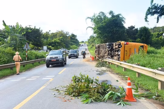Kon Tum: Lật xe khách trên Quốc lộ 14 khiến 5 người thương vong