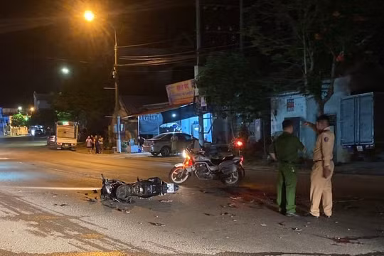 Hai xe máy va chạm, 4 người thương vong