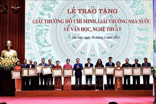 Kịp thời tôn vinh các văn nghệ sĩ có nhiều thành tựu, cống hiến cho đất nước