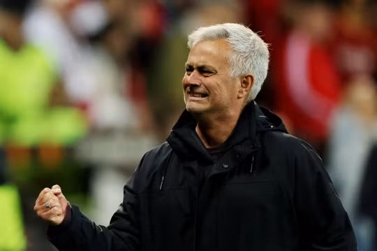 Mourinho khóc trong ngày làm nên lịch sử cùng Roma