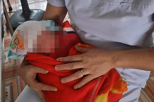 Nghệ An: Bé trai sơ sinh bị bỏ rơi dưới chân cầu vượt