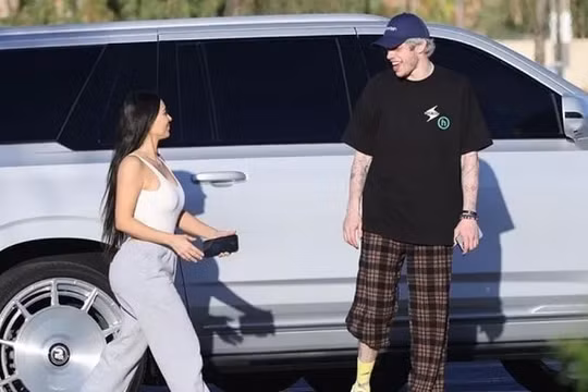 Những mẫu xe ô tô trong bộ sưu tập đắt đỏ của Kim Kardashian