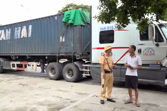 CSGT toàn quốc bắt đầu tổng kiểm soát ô tô khách, xe container