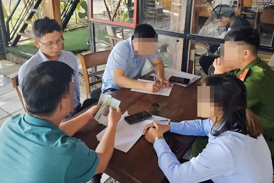 Bắt quả tang đối tượng dùng sổ đỏ giả lừa bán đất để chiếm đoạt hơn nửa tỷ đồng