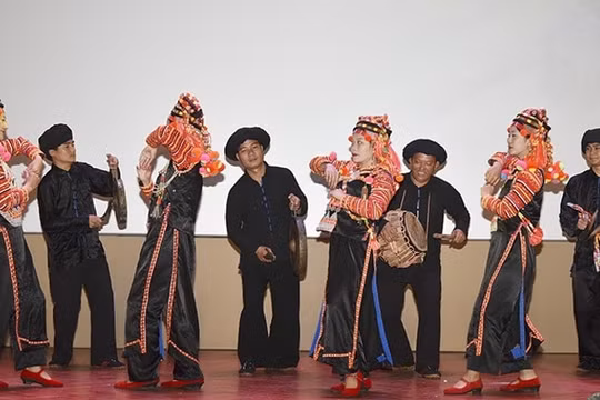 Trình diễn trang phục truyền thống của đồng bào các dân tộc thiểu số