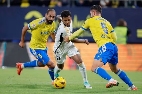 Bellingham và Rodrygo tỏa sáng, Real Madrid trở lại ngôi đầu La Liga