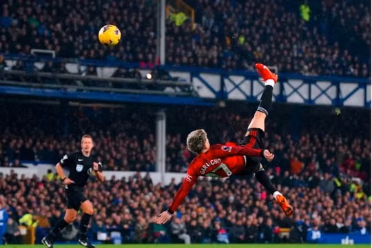 Thắng Everton 3-0, MU áp sát top 4 Ngoại hạng Anh